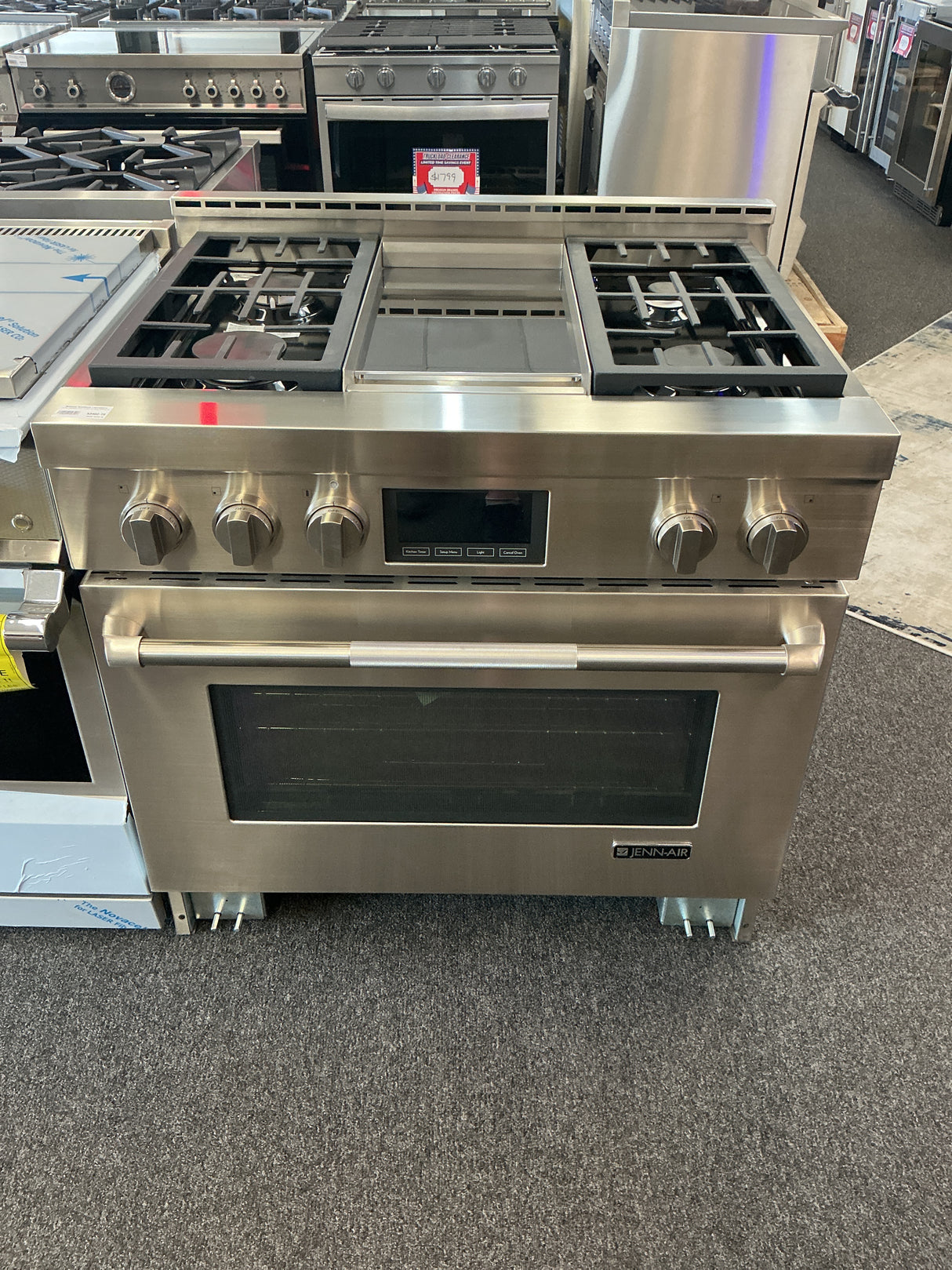 JennAir JGRP536WP Gas Range (Open Box / Scratch & Dent)