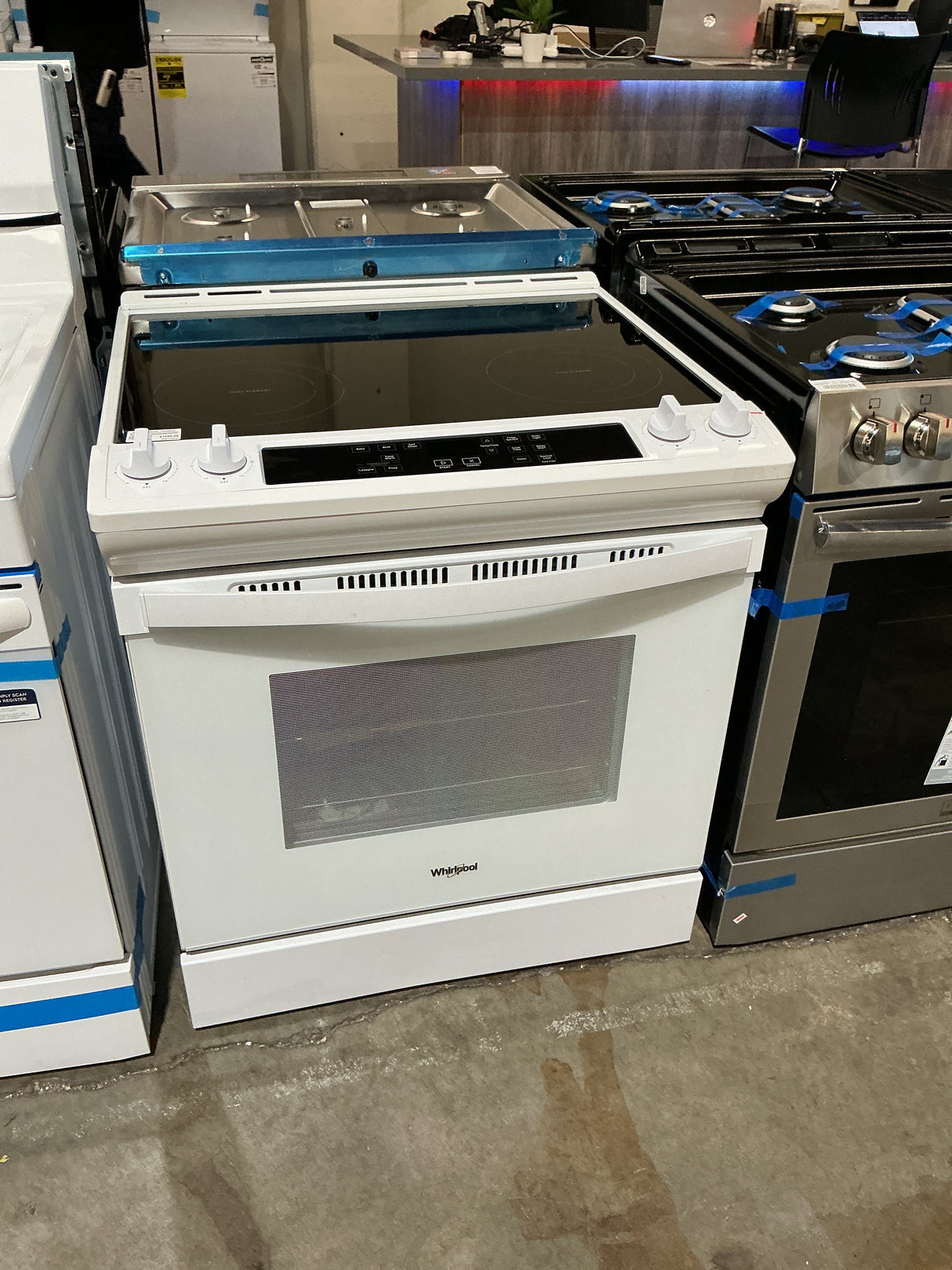 Whirlpool WEE515SALW Electric Range (Open-Box / Scratch & Dent)