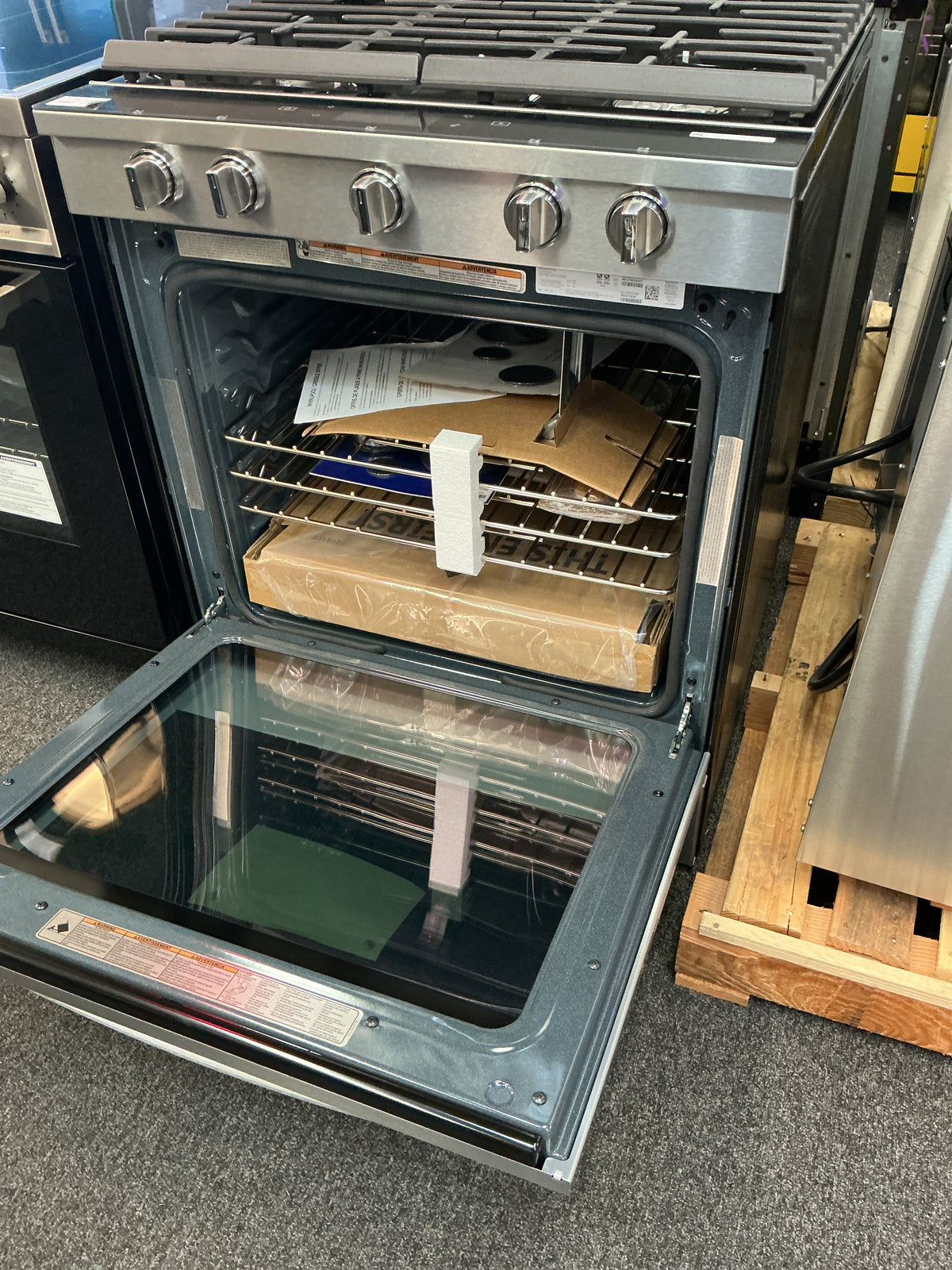 Whirlpool WEG750H0HZ Gas Range (Open Box / Scratch & Dent)