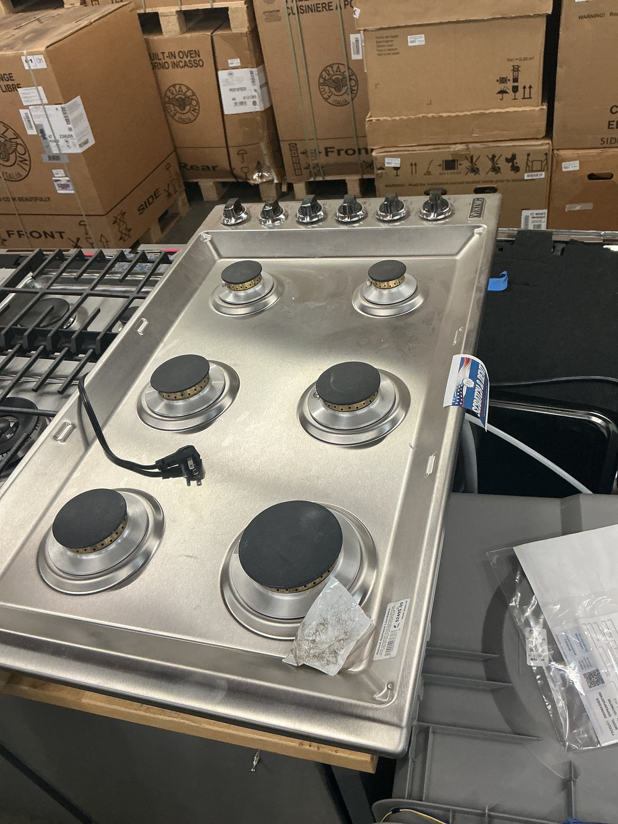 Viking VGSU53616BS Gas Cooktop, 36 Inch missing grates (Open Box / Scratch & Dent)