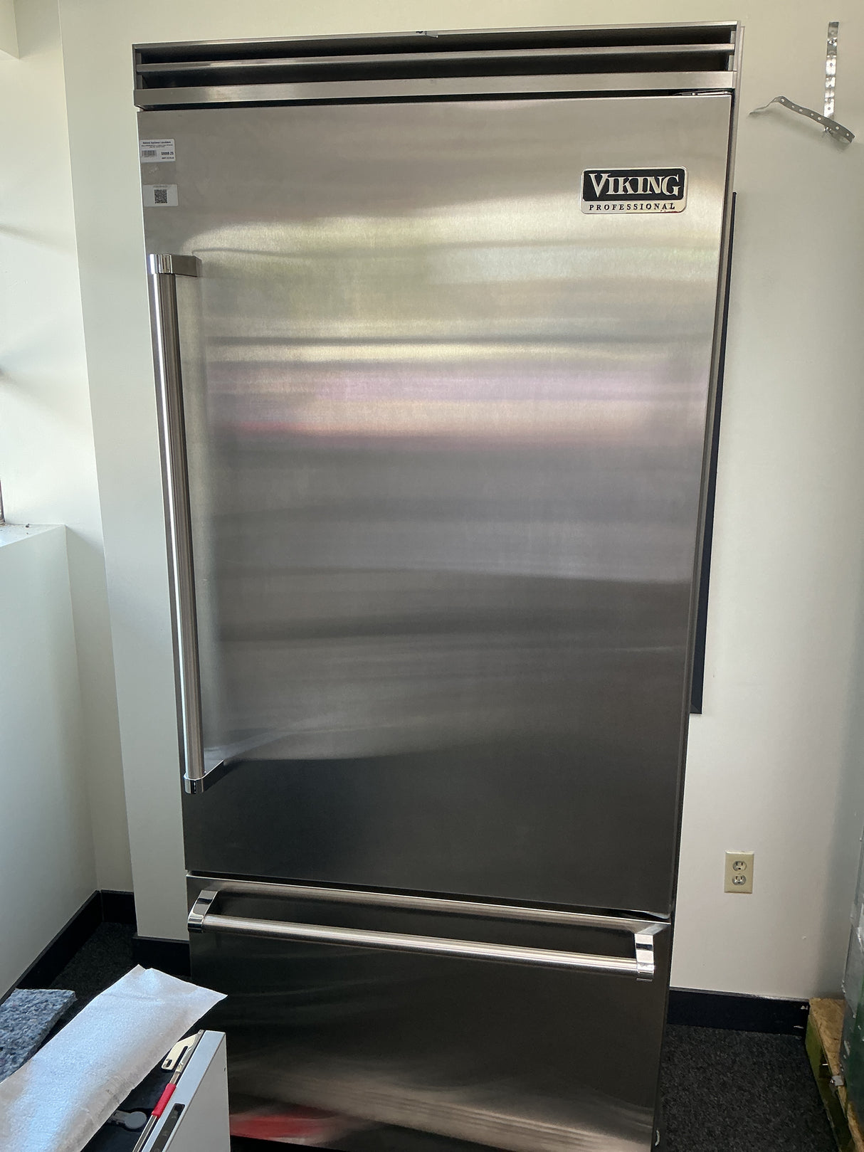 Viking VCBB5363ERSS Built-In Bottom Freezer Refrigerator (Open Box / Scratch & Dent)