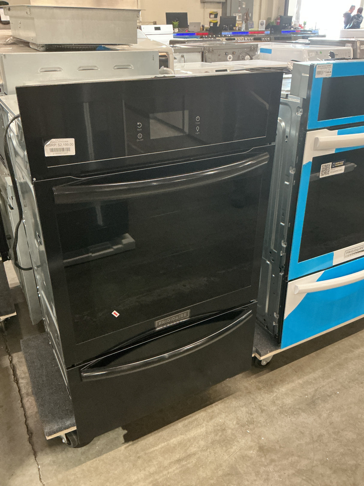 Frigidaire Gallery GCWG2438AB Single Wall Oven (Open Box / Scratch & Dent)